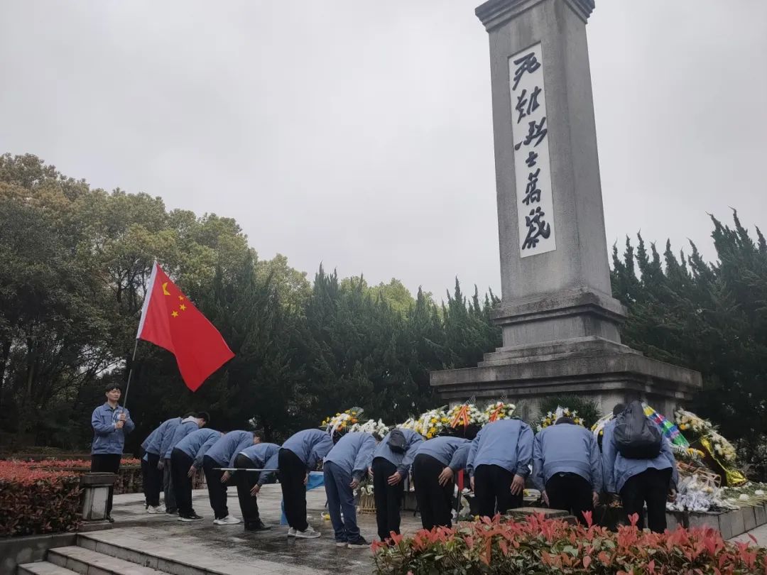 “萬眾一心，眾志成城”尤孚集團組織清明祭掃活動